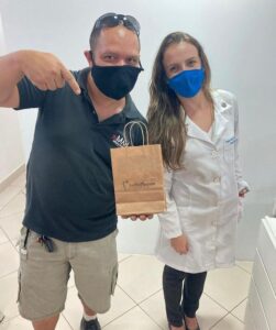 Thiago, nosso paciente e maior incentivador em memória! A Sra. Sônia veio diretamente de Itaperuna para nos visitar, não perdeu tempo e veio logo aproveitar a nossa promoção de natal!  Sua queixa de zumbido foi solucionada com o preenchimento auditivo para zumbido tipo chiado e terapia notch ativada para zumbido tonal!  Hoje realizamos o fechamento do Sr.Edilberto após confirmação do benefício com o teste domiciliar!