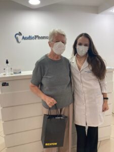 A Sra Valbeia veio para sua primeira revisão após a compra de seus aparelhos auditivos!  Suas queixas de zumbido e dificuldade para compreender os parentes, principalmente ao telefone,foram solucionadas!  Hoje foi o dia de tirar as dúvidas e realizar os ajustes necessários!